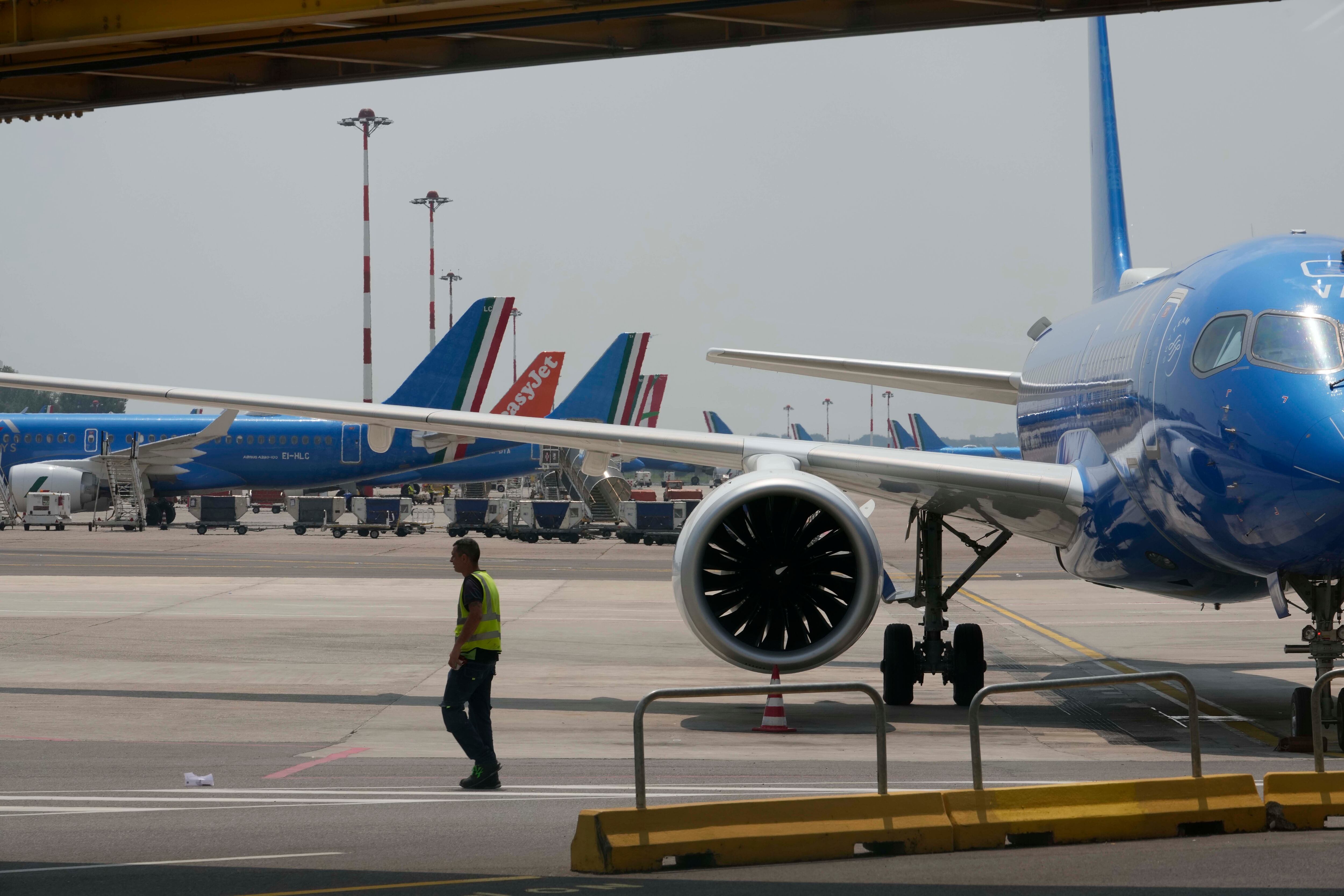 Un asistente de equipaje del aeropuerto camina por la pista del aeropuerto de Linate en Milán, Italia, el viernes 19 de julio de 2024, ya que muchos vuelos se han retrasado o cancelado debido a la interrupción mundial de Internet. Microsoft dice que es posible que los usuarios de todo el mundo no puedan acceder a varias aplicaciones y servicios de Microsoft 365 durante una interrupción generalizada.