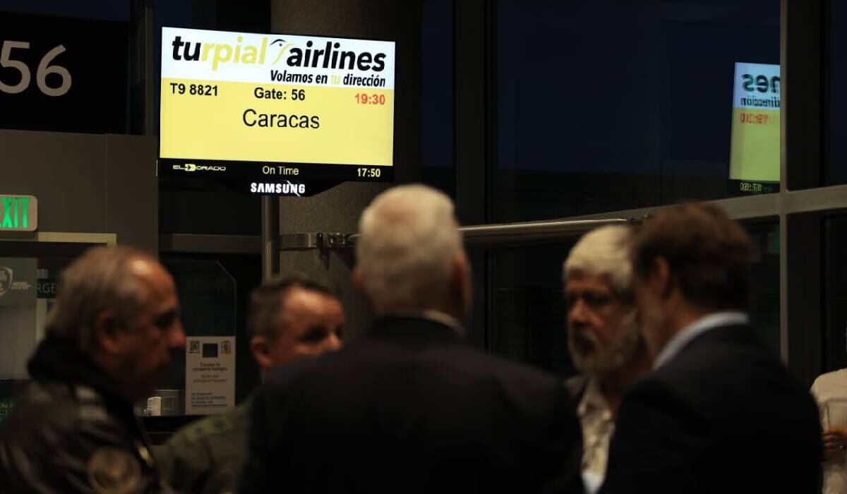 La llegada del esperado vuelo fue atendida por el ministro de Transporte de Colombia, Guillermo Reyes , el embajador de Venezuela en Colombia, Félix Plasencia y Germán Humaña, ministro de Comercio, Industria y Turismo.