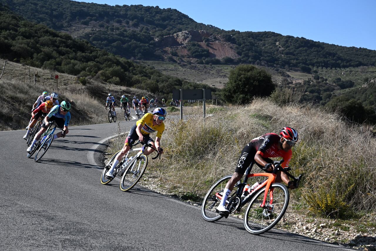 TORREDELCAMPO, SPAIN - FEBRUARY 20: (L-R) Maxim Van Gils of Belgium and Team Red Bull - BORA - hansgrohe - Yellow Leader Jersey and Brandon Smith Rivera of Colombia and Team INEOS Grenadiers compete during the 71st Vuelta a Andalucia Ruta Ciclista Del Sol 2025, Stage 2 a 133.2km stage from Alcaudete to Torredelcampo on February 20, 2025 in Torredelcampo, Spain. (Photo by Szymon Gruchalski/Getty Images)