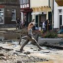 Un voluteer salta sobre el agua de la inundación, en Bad Munstereifel, Alemania, el sábado 17 de julio de 2021. Los políticos y meteorólogos se sorprendieron por la ferocidad de las precipitaciones que causaron inundaciones repentinas que se cobraron más de 150 vidas esta semana en Europa Occidental. Los científicos del clima dicen que el vínculo entre el clima extremo y el calentamiento global es inconfundible y la urgencia de hacer algo sobre el cambio climático es innegable. Los científicos aún no pueden decir con certeza si el cambio climático causó las inundaciones. Foto: Roberto Pfeil / dpa vía AP.