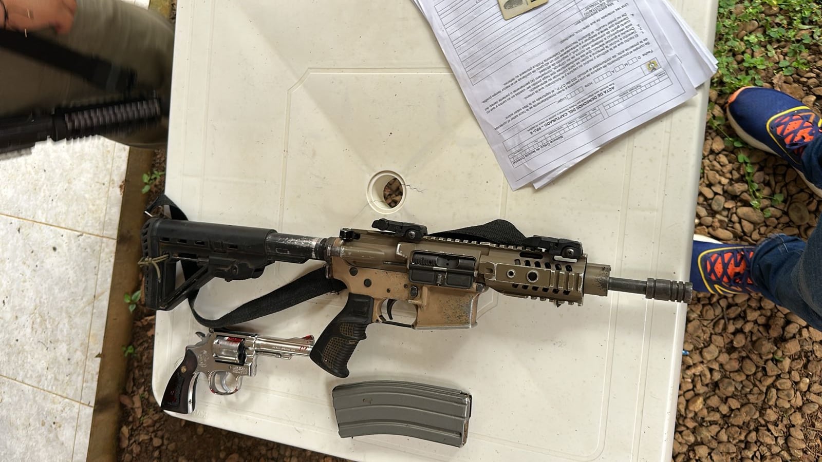 Fusil incautado en el operativo en el que fue abatido alias Mogosín, de la Segunda Marquetalia.