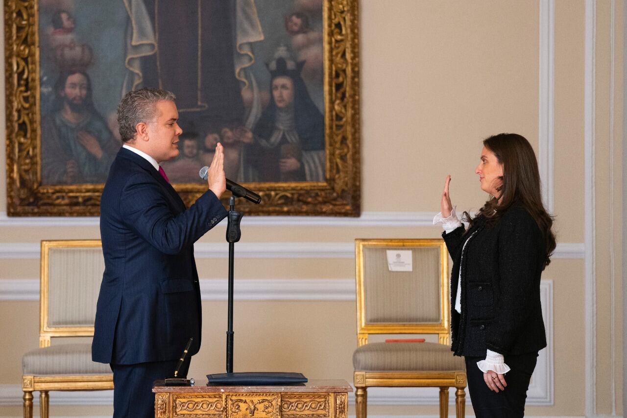 El presidente, Iván Duque, durante la posesión de Karen Abudinen como Ministra de las TIC. 