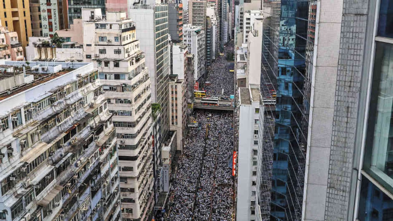 Según testigos, nunca se había producido una manifestación de estas dimensiones en la antigua colonia británica.
