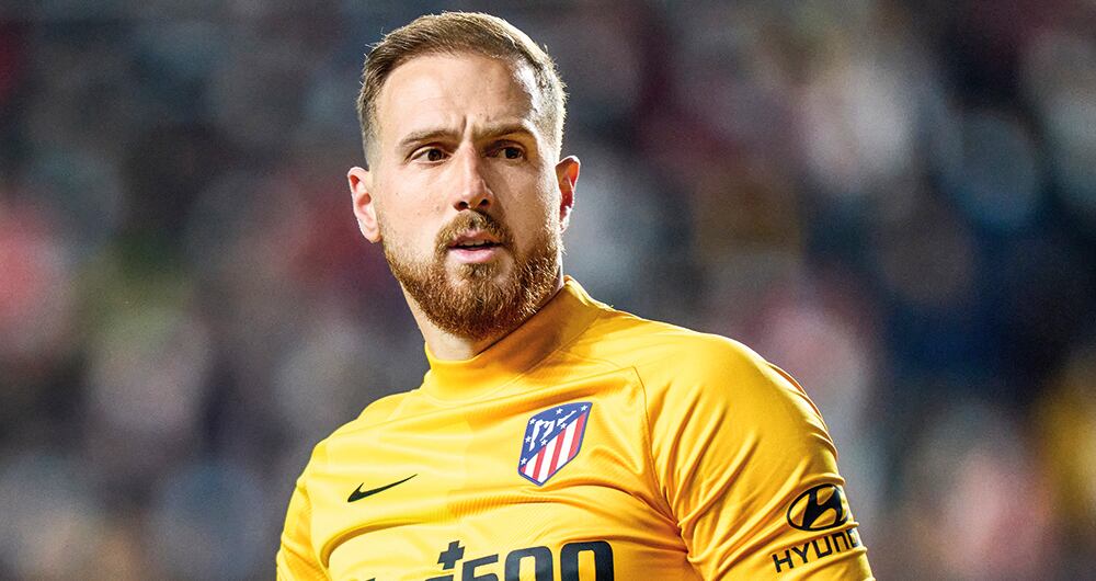  Está considerado como uno de los mejores porteros del mundo debido a, entre otras cosas, sus 5 galardones del Trofeo Zamora.​