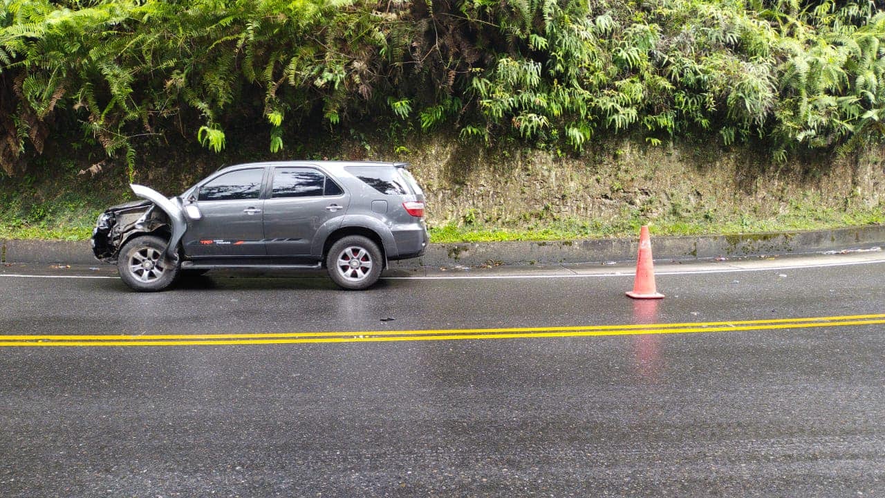Un camión invadió el carril contrario.