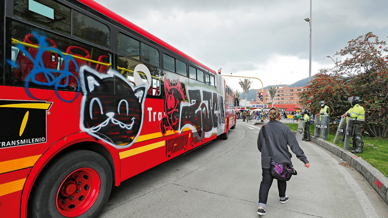 Ataques a buses de TransMilenio y del SITP que parecen espontáneos, en realidad son articulados por redes sociales.