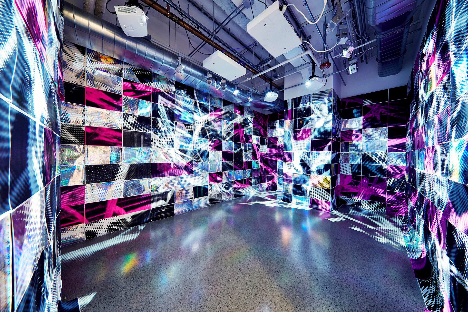 Vidrios rotos que brillan como relámpagos.