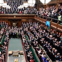 Presidente ucraniano Volodymyr Zelenskyy aparece en la pantalla mientras se dirige a los legisladores británicos en la Cámara de los Comunes en Londres, el jueves 8 de marzo de 2022. Foto AP Jessica Taylor/Parlamento del Reino Unido