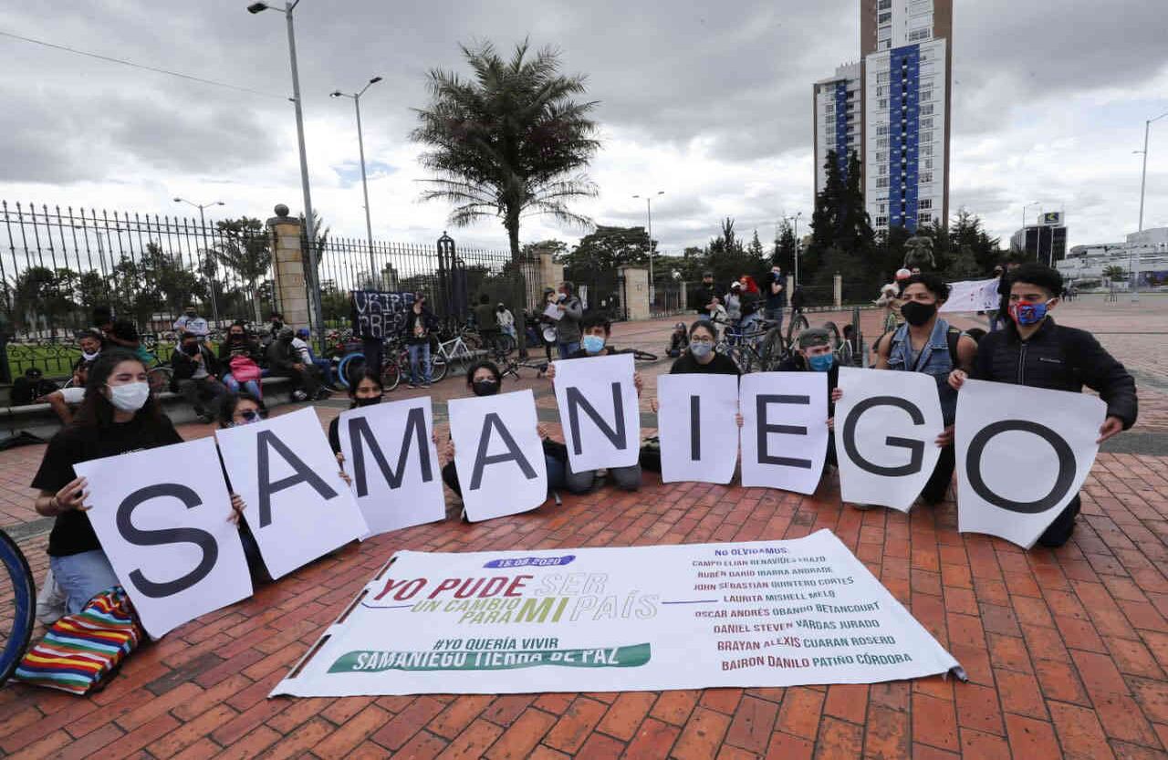 Los manifestantes sostienen carteles con letras que forman la palabra Samaniego, en referencia al municipio en el que hace unos días fueron asesinados ocho jóvenes universitarios. Foto Guillermo Torres / Semana