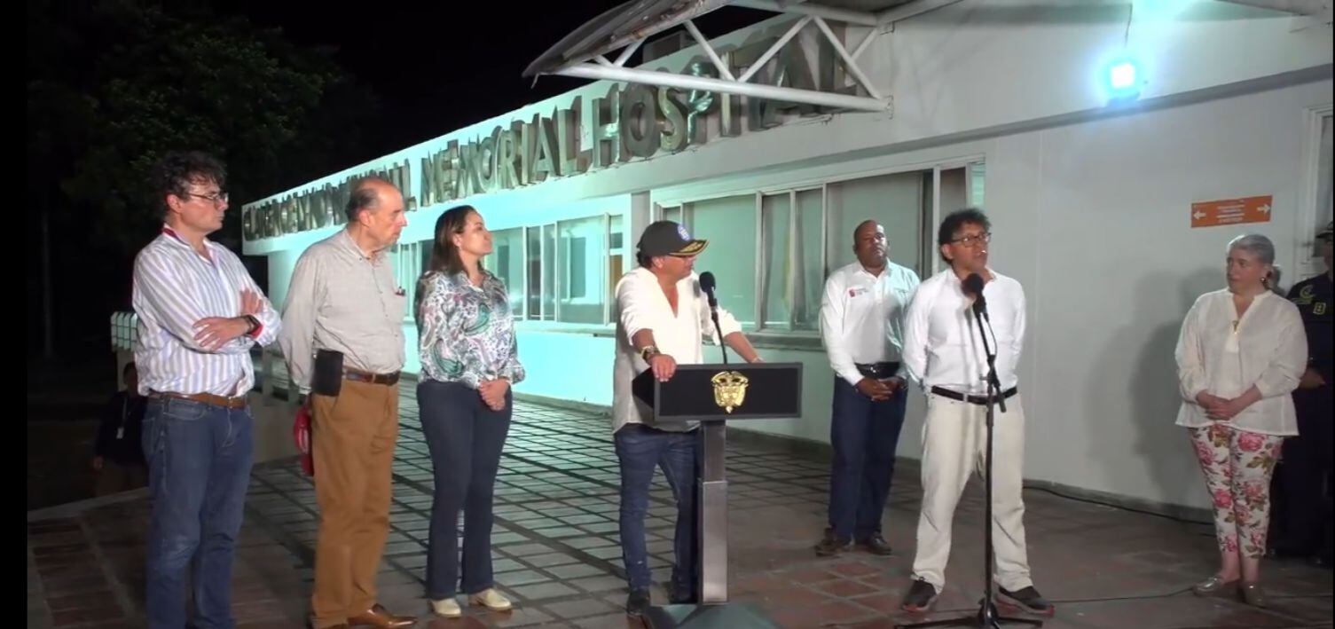 Presidente Gustavo Petro, en compañía de varios miembros de su gabinete.