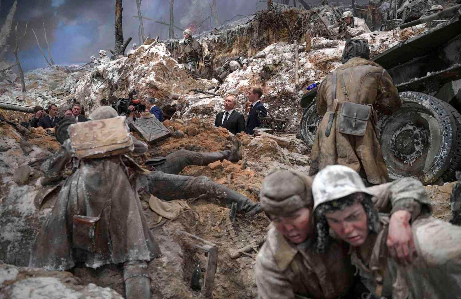 El presidente ruso Vladimir Putin, en el centro, visita una exposición del Nevsky Pyatachok cerca de Kirovsk, para conmemorar el 75 aniversario de la batalla que rompió el asedio de Leningrado a las afueras de San Petersburgo, Rusia. Putin asistió a eventos marcados el 75º aniversario de la ruptura del asedio de los nazis a Leningrado. (Alexei Druzhinin, Sputnik, Kremlin Pool Photo vía AP)