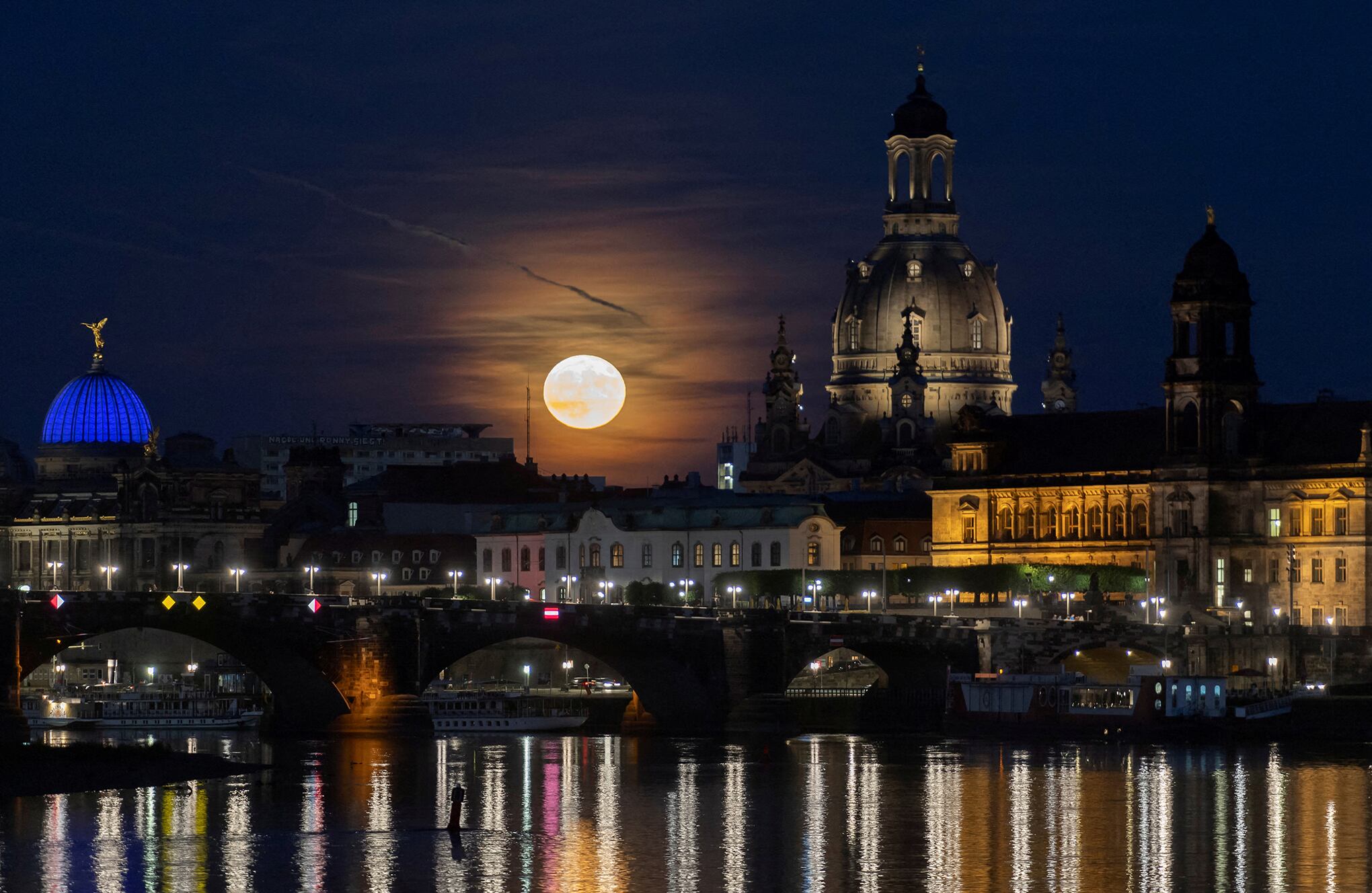 Strawberry Moon deslumbra en el cielo nocturno