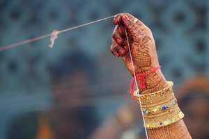 Una mujer hindú casada realiza rituales alrededor de un árbol banyan en el festival Vat Savitri en Ahmedabad, India, el martes 14 de junio de 2022. Foto AP/Ajit Solanki