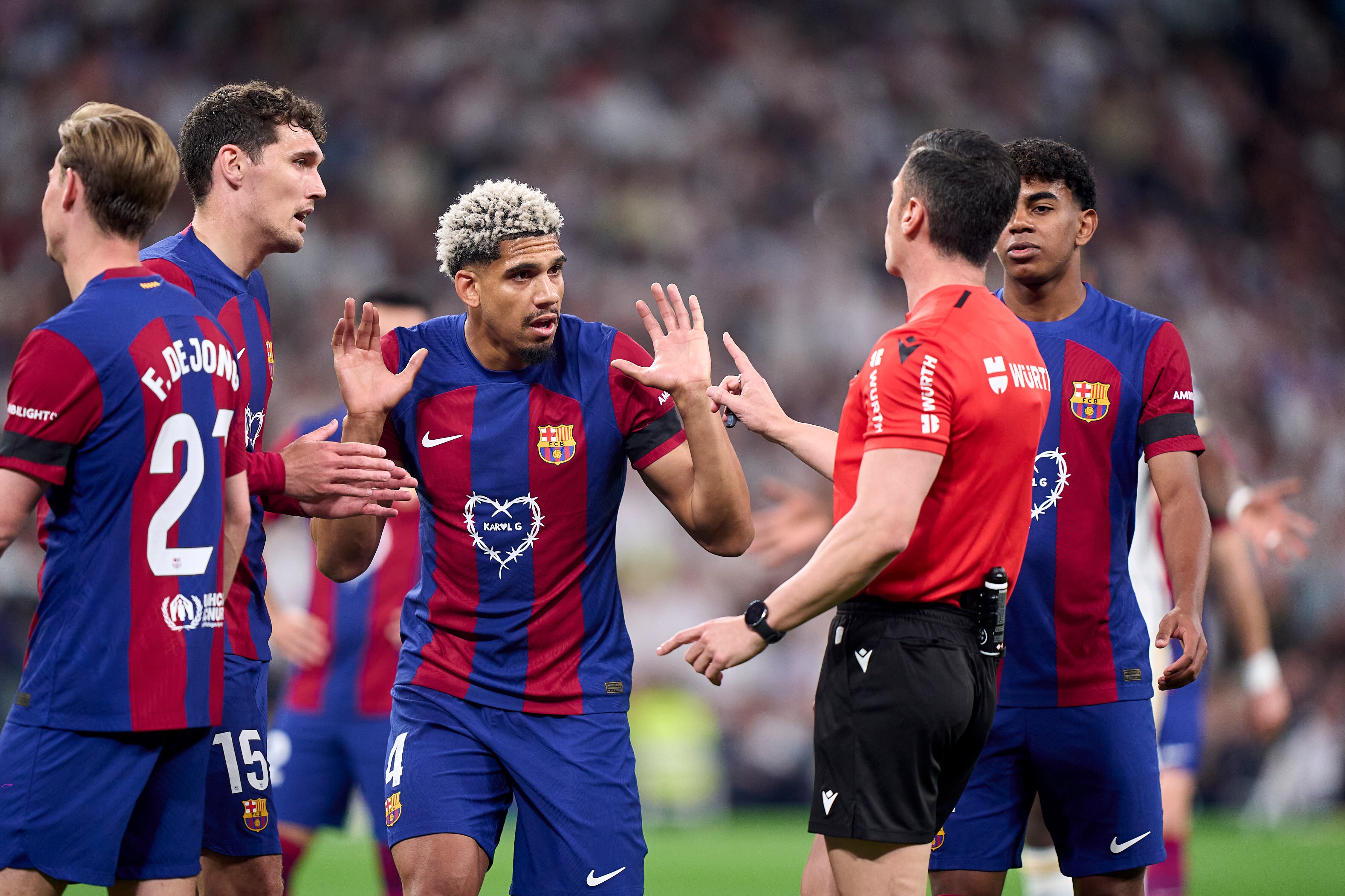 MADRID, SPAIN - APRIL 21:  Ronald Araujo  of FC Barcelona in discussion with referee, Cesar Soto Grado during the LaLiga EA Sports match between Real Madrid CF and FC Barcelona at Estadio Santiago Bernabeu on April 21, 2024 in Madrid, Spain. (Photo by Jose Manuel Alvarez/Quality Sport Images/Getty Images)