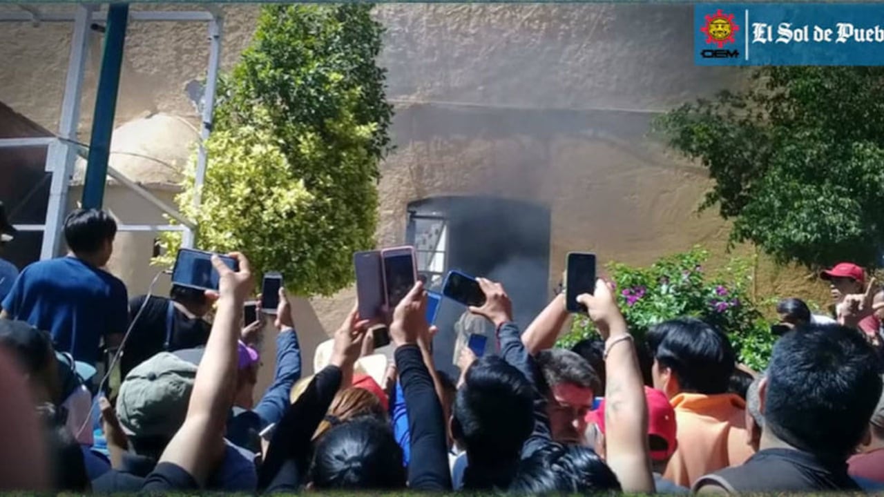 Una multitud de celulares se levantaron para captar el momento en que Ricardo y Alberto fueron quemados vivos.