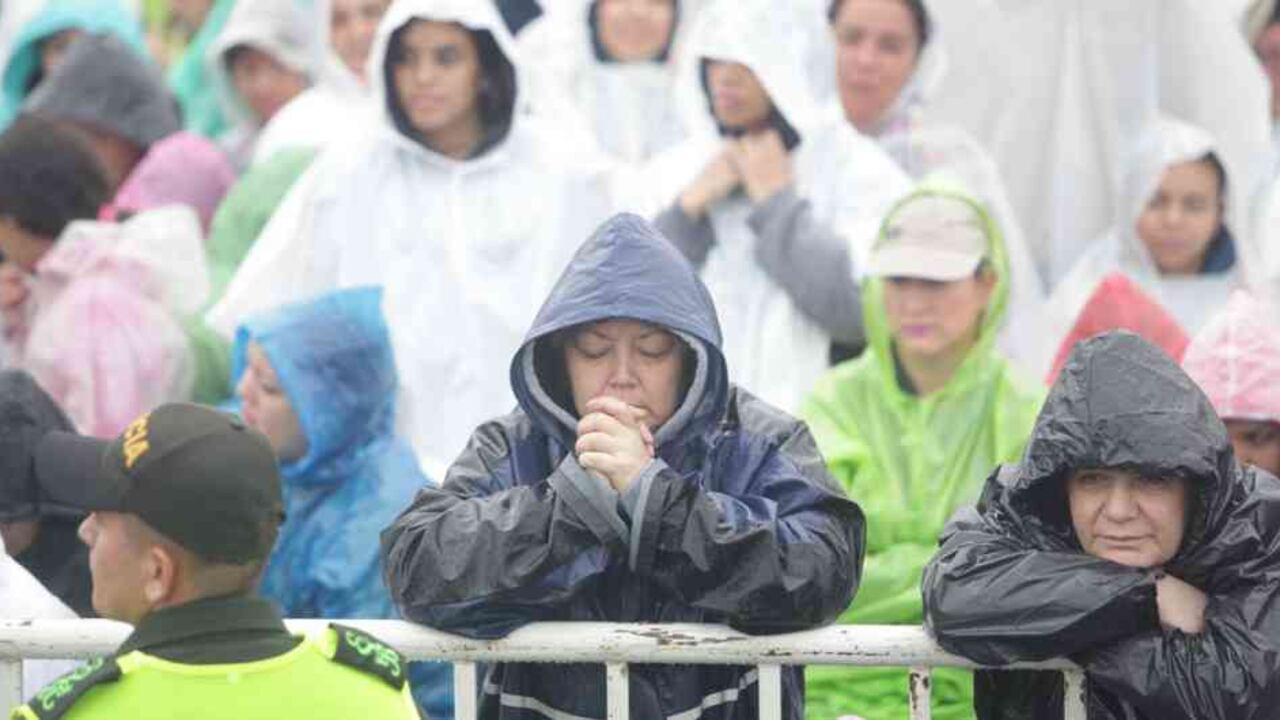 Miles de personas se reúnen en el Aeropuerto Enrique Olaya Herrera para la llegada del papa Francisco. Foto: Alcaldía de Medellín.