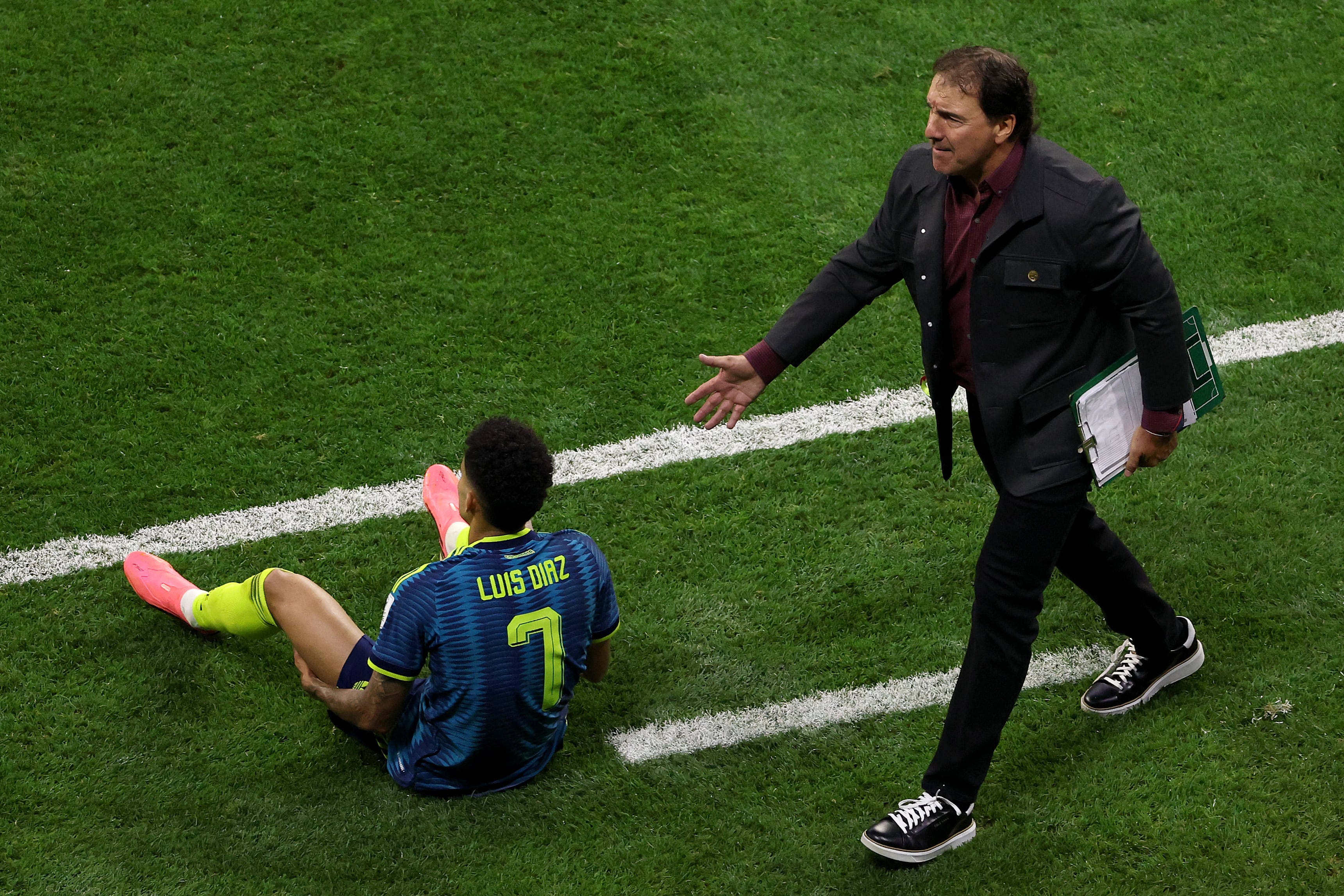 Néstor Lorenzo reclama por una falta cometida a Luis Díaz durante el Mundial 2026