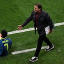 Néstor Lorenzo reclama por una falta cometida a Luis Díaz durante el Mundial 2026