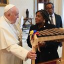 La vicepresidenta y ministra Francia Márquez mostrándole al papa Francisco una marimba de chonta, en El Vaticano