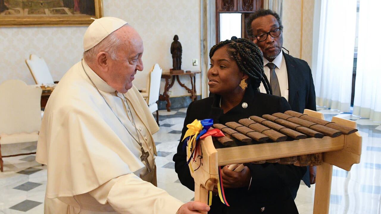 La vicepresidenta y ministra Francia Márquez mostrándole al papa Francisco una marimba de chonta, en El Vaticano