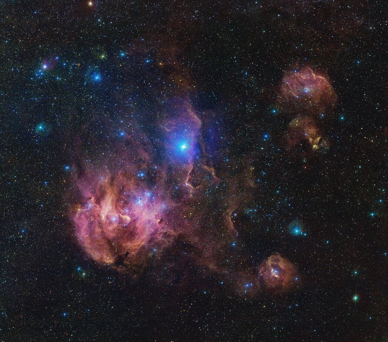 La Nebulosa del Pollo Corredor comprende varias nubes de polvo estelar que son captadas con el Telescopio de Rastreo