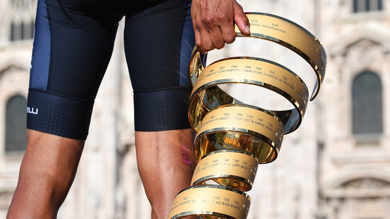 Egan Bernal con el trofeo del Giro de Italia en mano, tras conquistar el título en la edición pasada