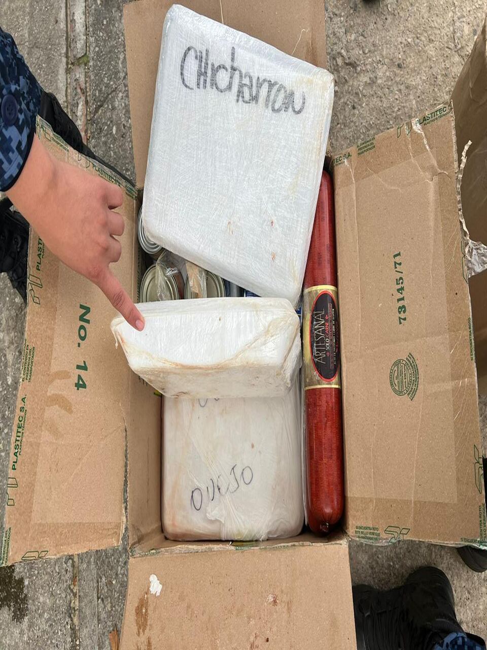 La guardia del Inpec en La Picota encontró una millonaria encomienda de comida que incluía carne, pescado, mariscos, hamburguesas y hasta chicharrones.