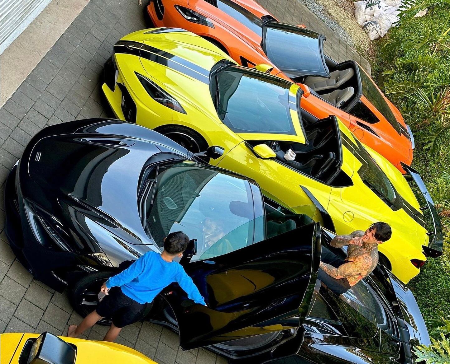 Yeferson Cossio y una de sus colecciones de carros.