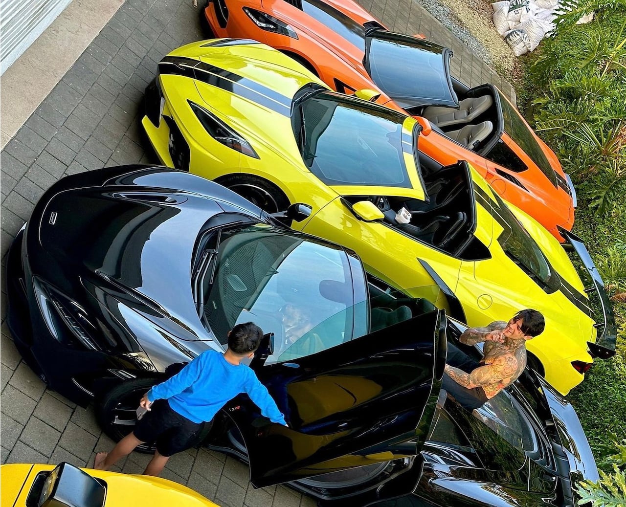 Yeferson Cossio y una de sus colecciones de carros.