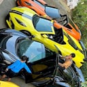 Yeferson Cossio y una de sus colecciones de carros.