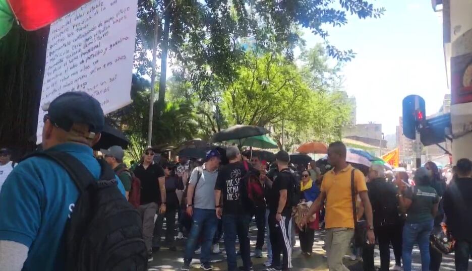 Unas 2.500 personas, habrían iniciado la movilización del paro nacional en Medellín, según estimativos de la Alcaldía.