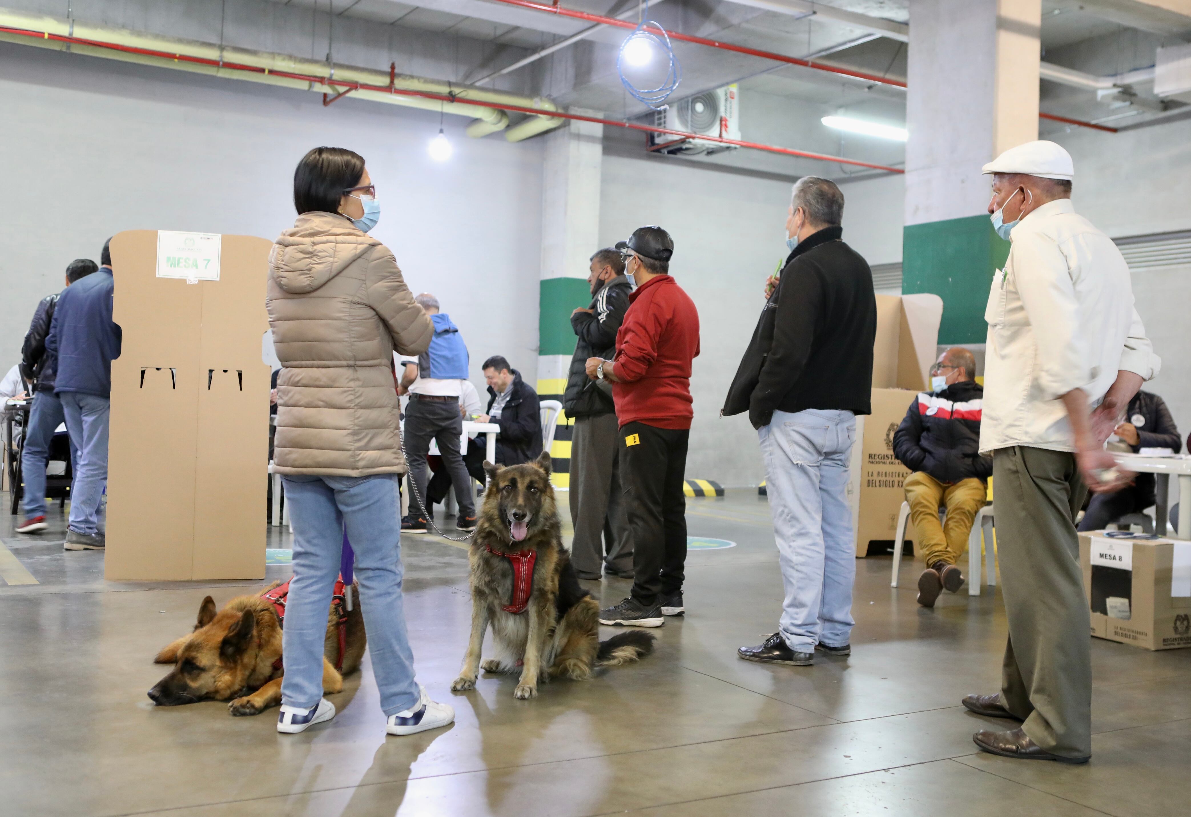 Votación, Filas, voto, elecciones, gente votando, urnas, puesto de votación, mesa en Bogotá