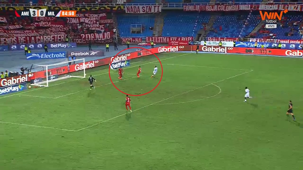 Momento del remate de Beckham David Castro.