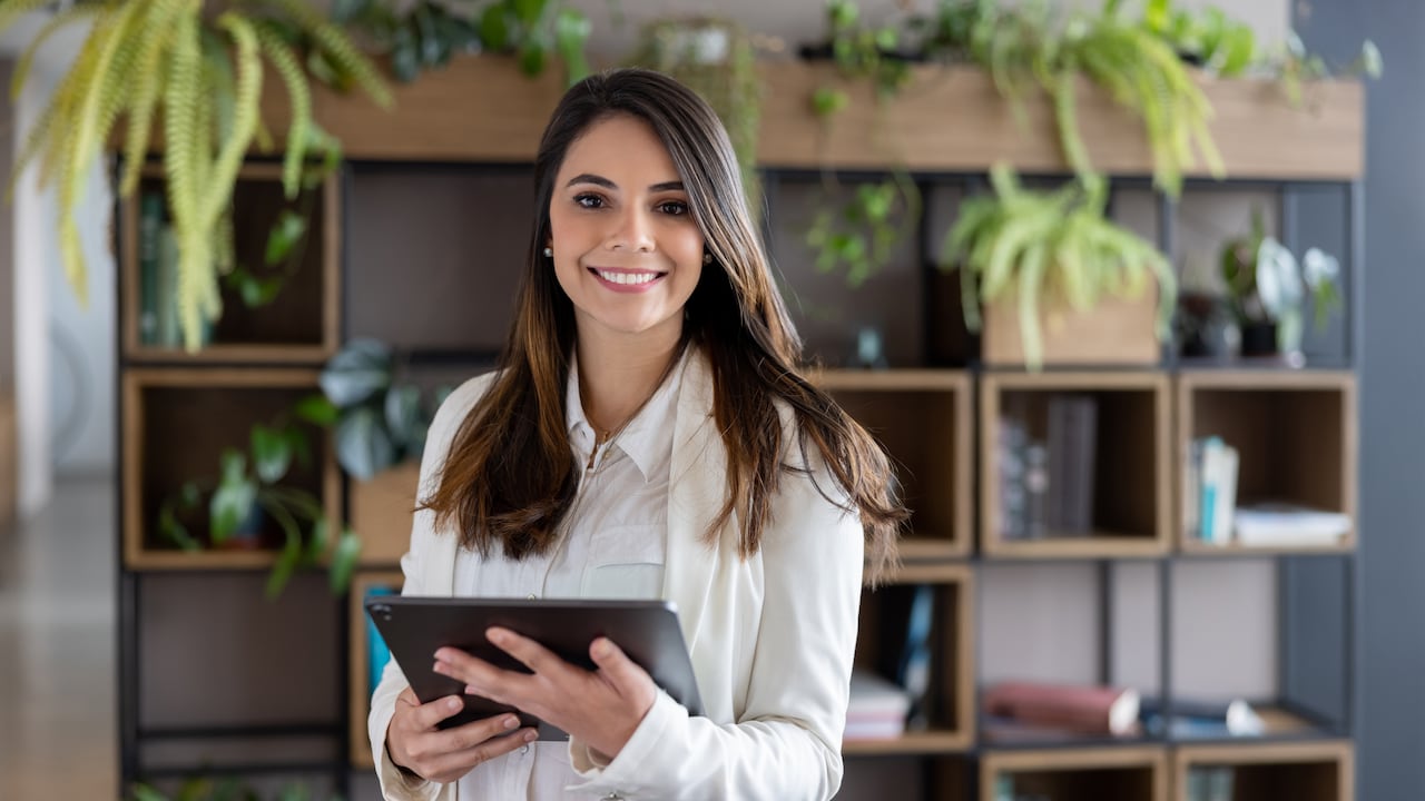 Según cifras de Servibanca (2025), más de 1,2 millones de mujeres en 250 municipios utilizan su red, y el 62 % está fuera de las capitales.