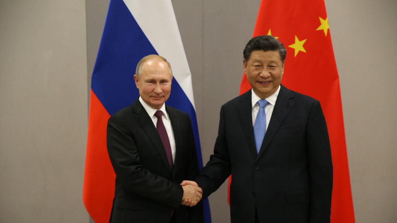 El presidente ruso Vladimir Putin (izquierda) saluda al presidente chino Xi Jinping (derecha) durante su reunión bilateral el 13 de noviembre de 2019 en Brasilia, Brasil (Foto de Mikhail Svetlov/Getty Images)