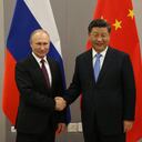 El presidente ruso Vladimir Putin (izquierda) saluda al presidente chino Xi Jinping (derecha) durante su reunión bilateral el 13 de noviembre de 2019 en Brasilia, Brasil (Foto de Mikhail Svetlov/Getty Images)