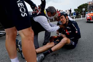Team Ineos Grenadiers' Geraint Thomas of Great Britain sits on the road after crashing during the 3rd stage of the 108th edition of the Tour de France cycling race, 182 km between Lorient and Pontivy, on June 28, 2021. (Photo by Thomas SAMSON / AFP)