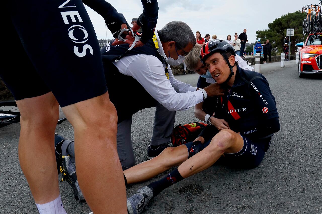 Team Ineos Grenadiers' Geraint Thomas of Great Britain sits on the road after crashing during the 3rd stage of the 108th edition of the Tour de France cycling race, 182 km between Lorient and Pontivy, on June 28, 2021. (Photo by Thomas SAMSON / AFP)
