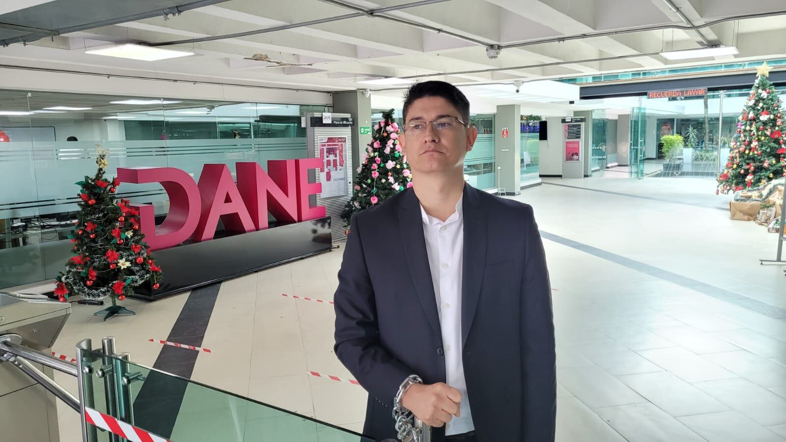 Óscar Molano, alcalde de La Vega (Cauca), encadenado a la sede del Dane en Bogotá