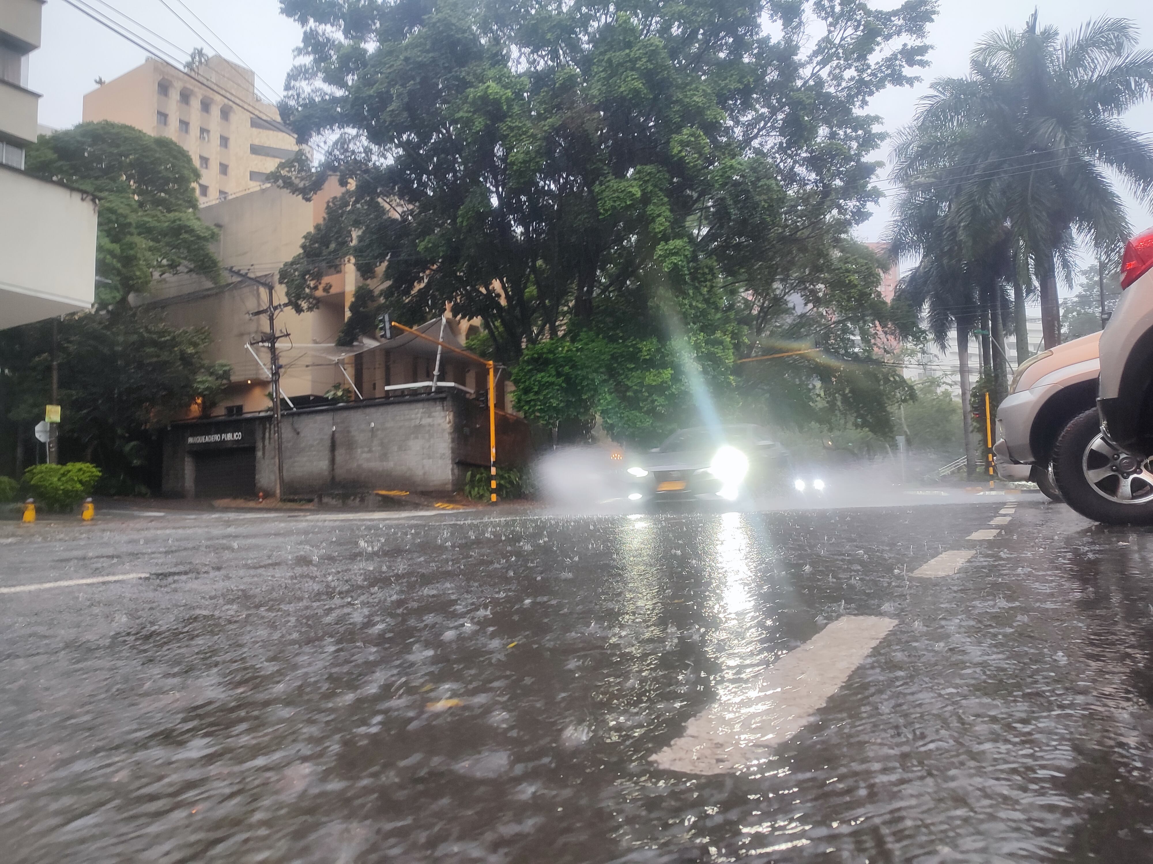 Cali pasada por lluvias durante el fin de semana, con  un intenso aguacero amaneció la capital del Valle del Cauca,  desde las primeras horas del día. Entre los barrios más afectados se encuentran: Alameda, Junín, Las Granjas, Terrón Colorado, Decepaz, San Judas, Los Lagos y Valle del Lili, a lo que se suma el oeste con el aumento considerable en el caudal del Río Cali. Foto José L Guzmán. EL País febrero 4-24