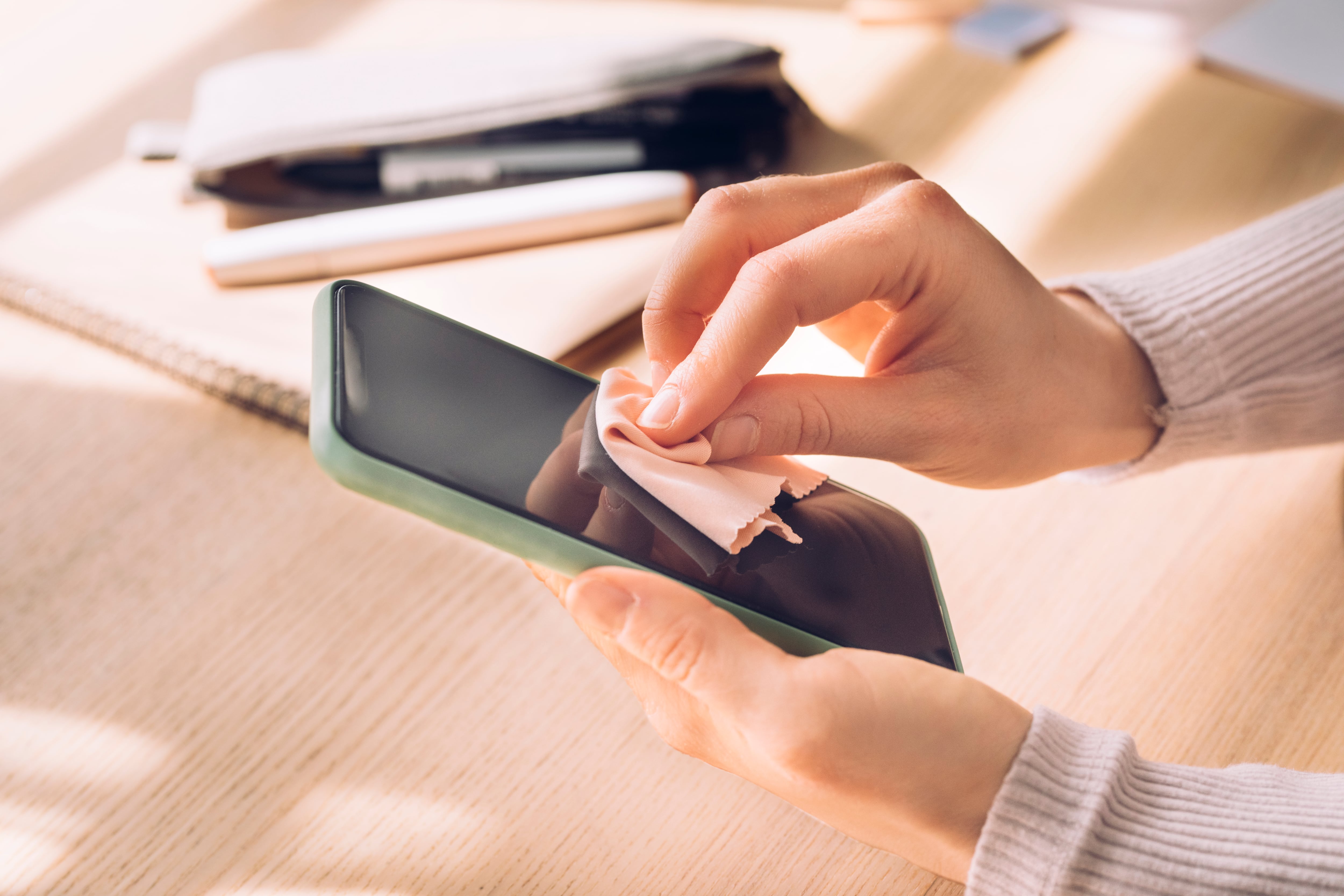 Al limpiar la pantalla del celular, es importante utilizar la técnica adecuada para evitar daños.