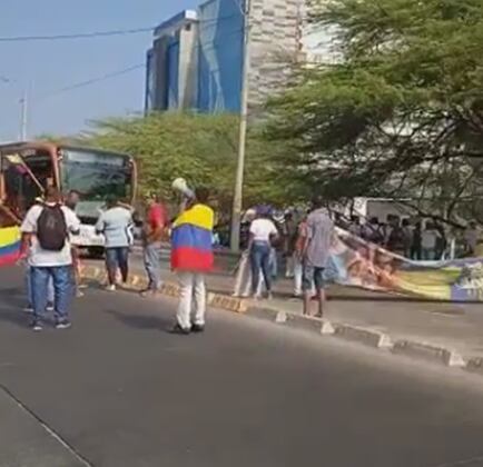 Fuerte congestión vehicular en dichas avenidas provoca retrasos en el sistema.
