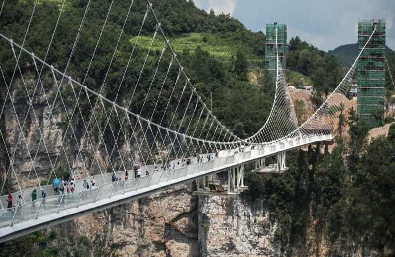 El puente está suspendido a 300 metros del suelo en los espectaculares parajes del parque natural de Zhangjiajie. Foto: AFP. 