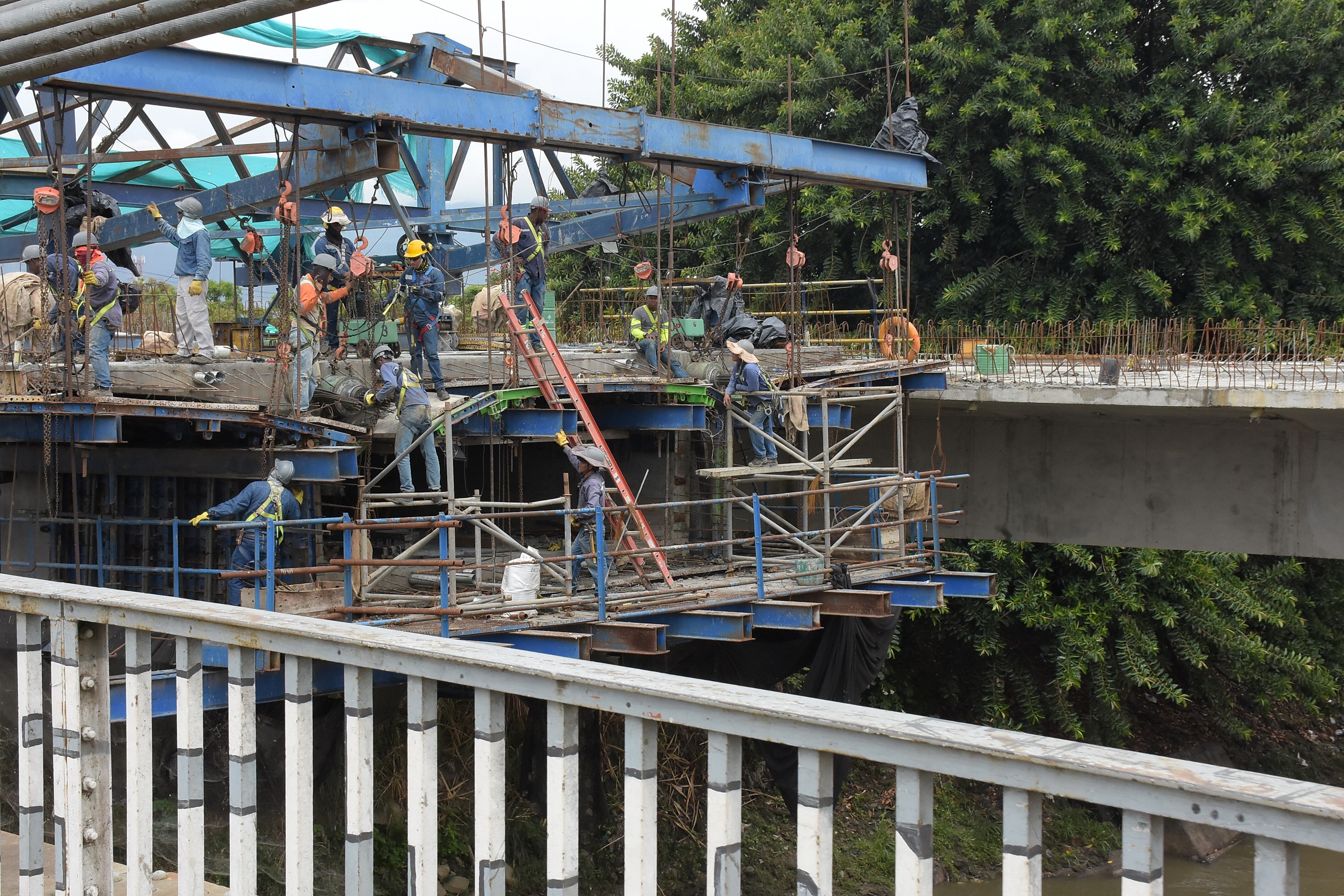 La comunidad pide celeridad en las obras del puente de juanchito, ya que han aumentado los tiempos de espera para los transeúntes en el sector, cabe recordar que la gobernadora Clara Luz Roldán prometió que estas obras terminarían este año