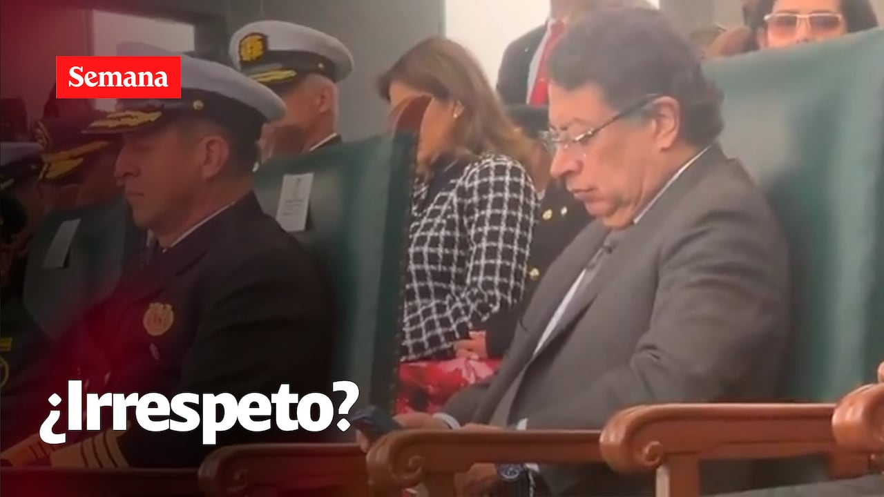 Petro no se despegó del celular en ceremonia militar y el video es viral.