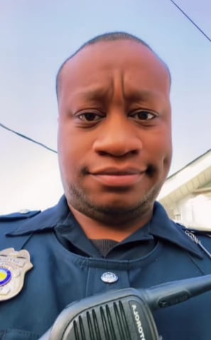 Un video en TikTok volvió viral la reacción de un policía que comprobó un truco que vio en la red social.