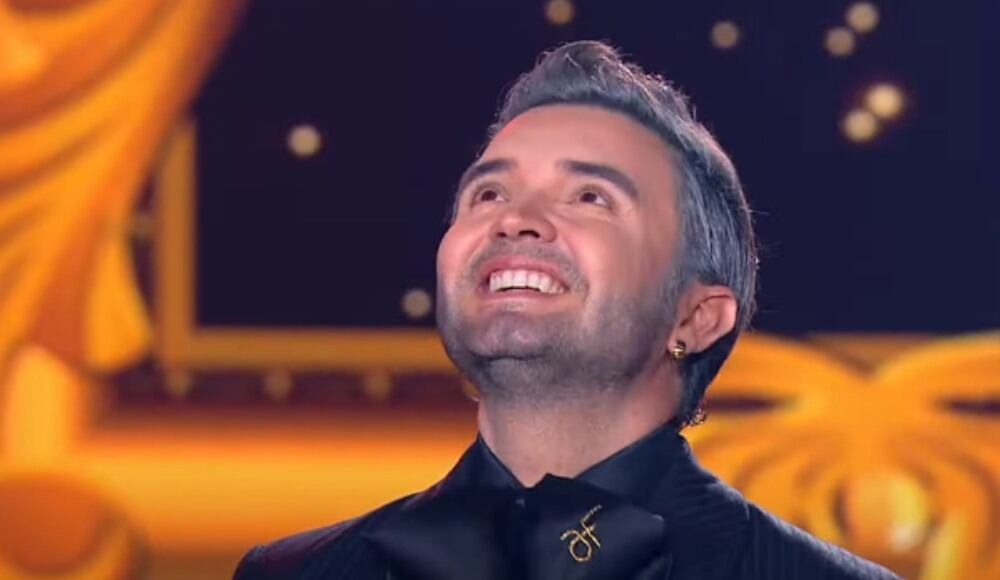 El imitador fue elogiado por su trabajo.