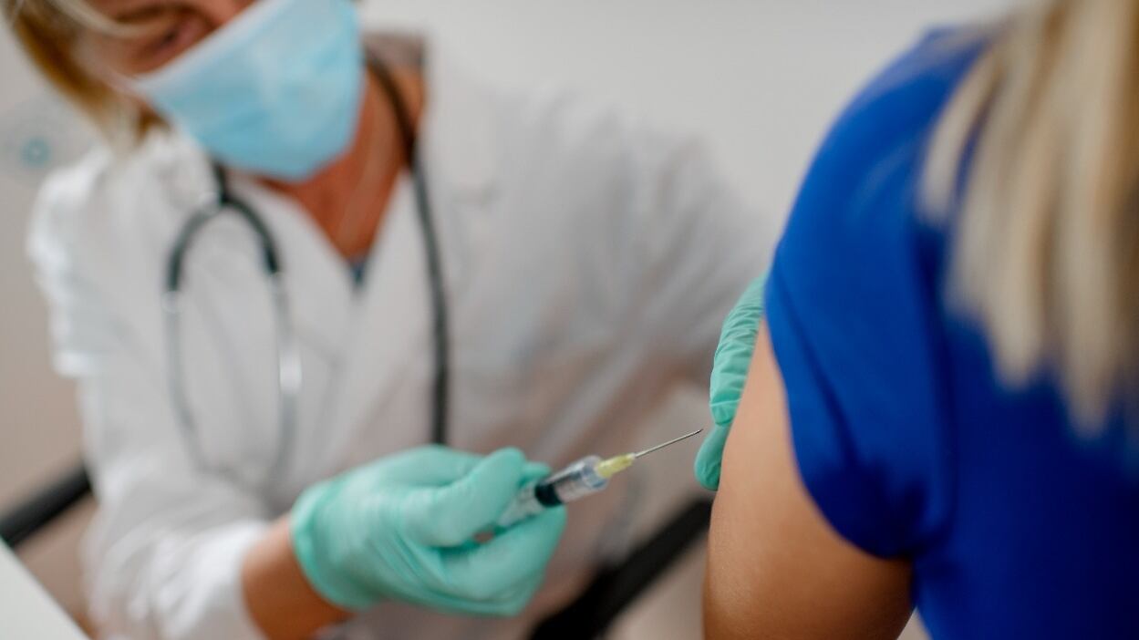 Estudios recientes han demostrado que la vacuna contra la influenza reduce el riesgo de enfermarse entre un 40 y un 60 por ciento en la población general.