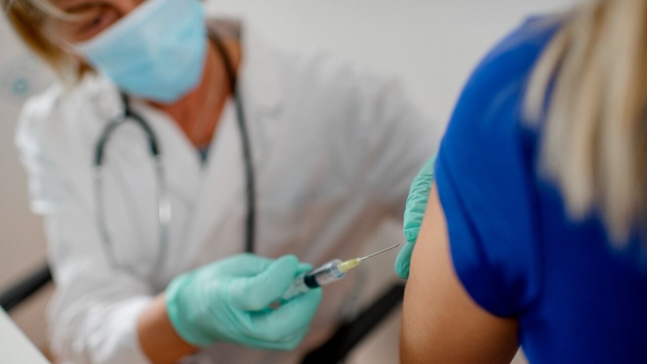 Estudios recientes han demostrado que la vacuna contra la influenza reduce el riesgo de enfermarse entre un 40 y un 60 % en la población general.