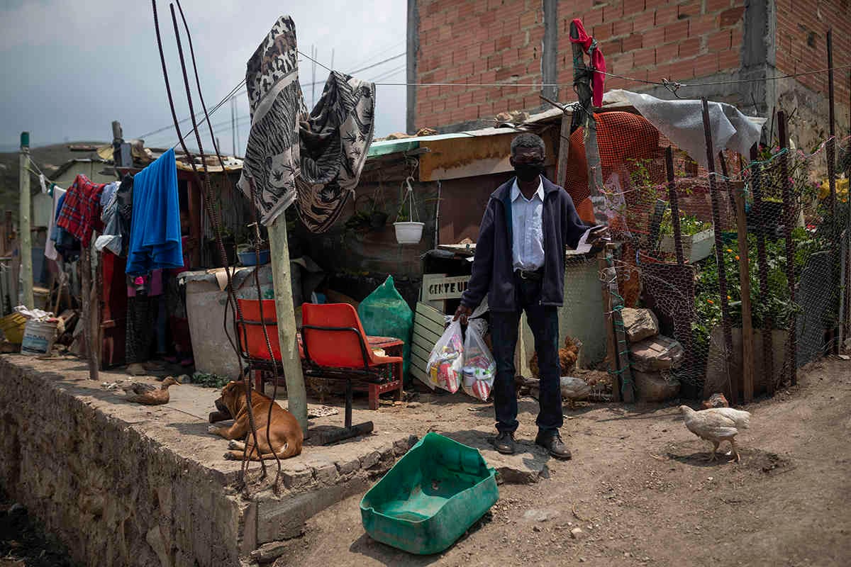 Trapo rojo en la ventana, la señal de humo que enviaron las familias durante la aguda crisis económica en pandemia. / Foto: Esteban Vega